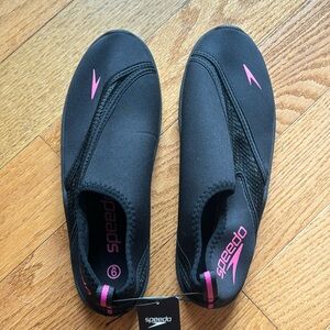 NWT Women’s Speedo water shoes.